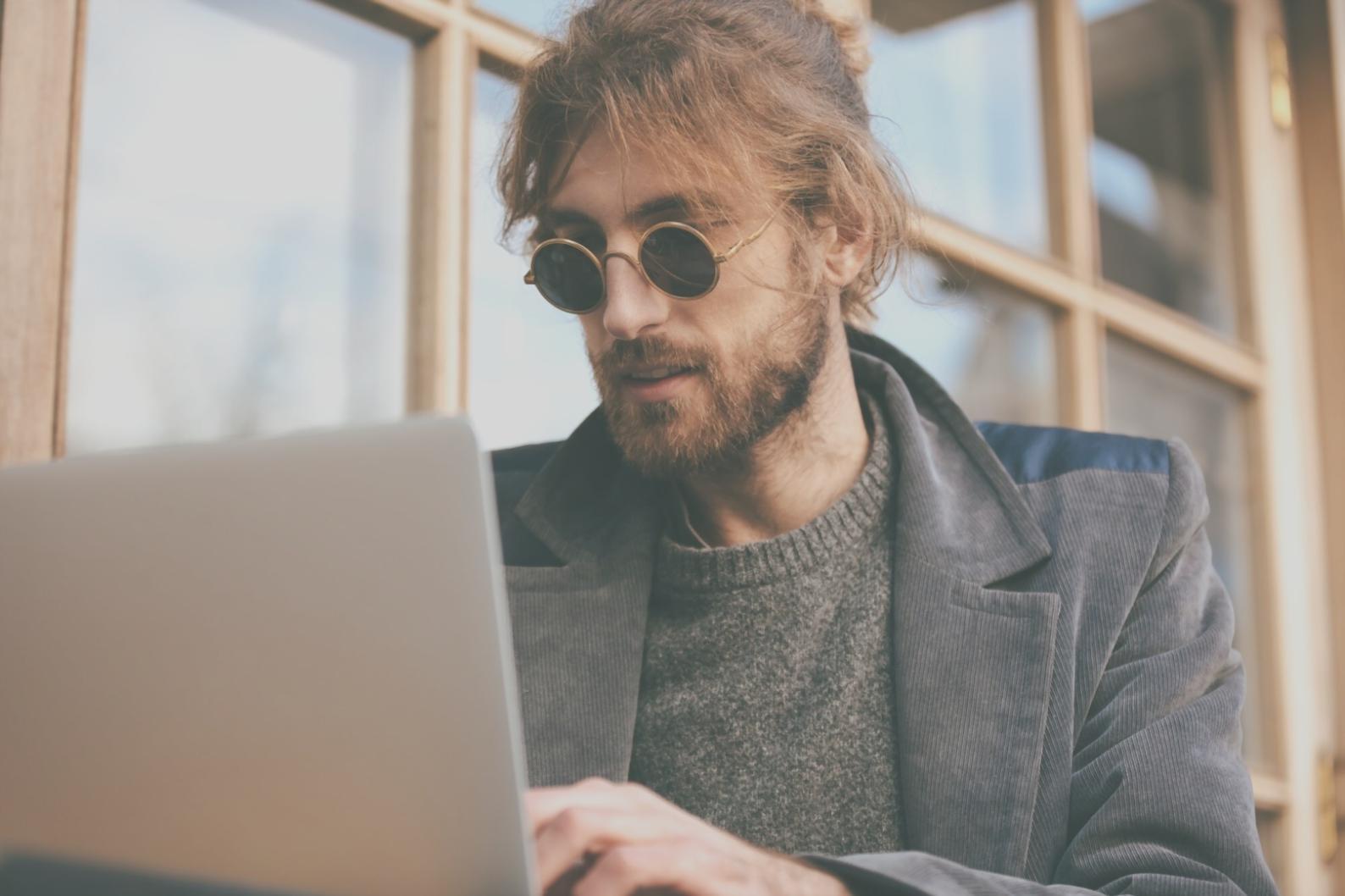 Ambiente di lavoro moderno per web design